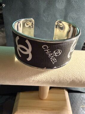 Black and White silver tone Cuff bracelet light weight it’s a cutie and a beauty